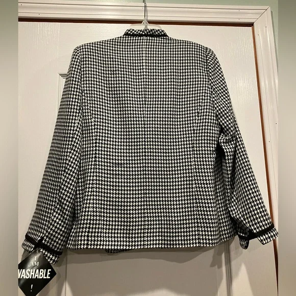 Woman’s jacket with blouse - Picture 2 of 5